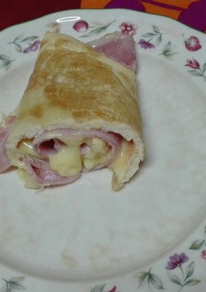 Foto principal de Rulo de tortilla relleno de queso y jamón cocido