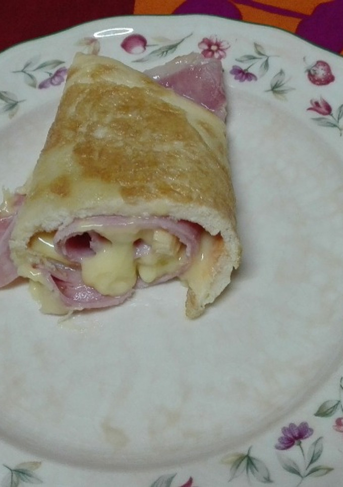 Una foto de Rulo de tortilla relleno de queso y jamón cocido