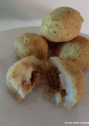 Una foto de Bombas de papa rellenas de carne 😋