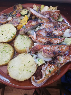Una foto de Bonito a la plancha con patatas y verduritas asadas