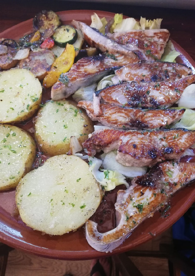 Una foto de Bonito a la plancha con patatas y verduritas asadas
