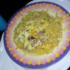 A picture of Turmeric Indomie with fried egg.