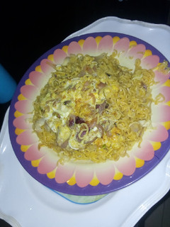 A picture of Turmeric Indomie with fried egg.