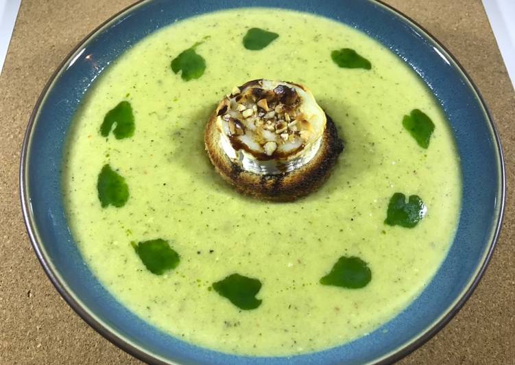 Broccoli suppe med fløde og gedeostetoasts - Rimmers Køkken