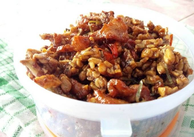 Sambal goreng tempe dan ayam kering manis asam pedas