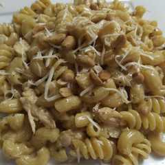 Una foto de Fideos con salsa de pollo 🍗