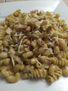 Una foto de Fideos con salsa de pollo 🍗