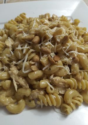 Una foto de Fideos con salsa de pollo 🍗