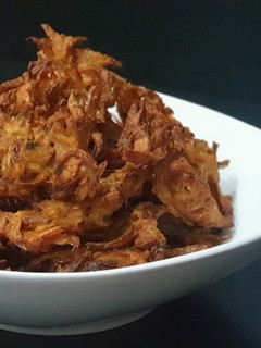 A picture of Crispy Neerulli baje /Onion Pakora.