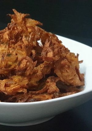 A picture of Crispy Neerulli baje /Onion Pakora.