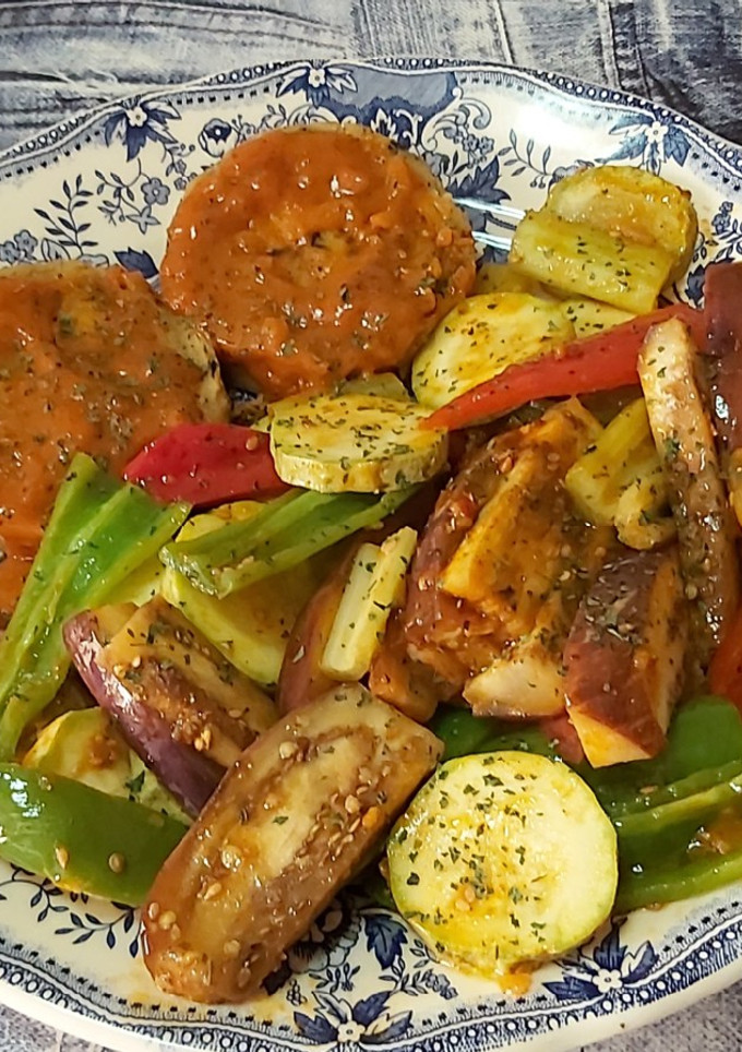 Una foto de Hamburguesas de hummus de setas, verduras y salsa tikka masala