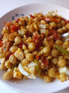 Una foto de Garbanzos al curry con verduras y huevo