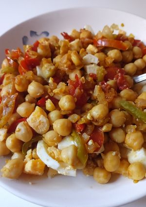 Una foto de Garbanzos al curry con verduras y huevo