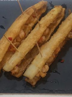 Una foto de Espárragos frescos de Navarra rellenos de gambas