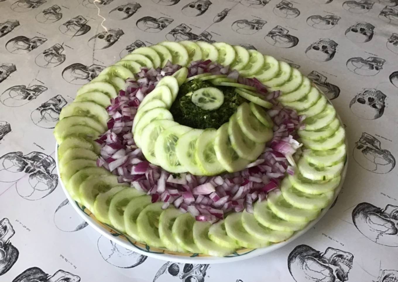 Salade de concombres et courgettes à l'oignon rouge et laitue de mer