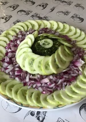 Une photo de Salade de concombres et courgettes à l'oignon rouge et laitue de mer