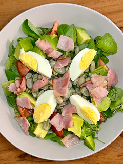Una foto de 🥓 Ensalada con habitas, bacon y huevo 🥚