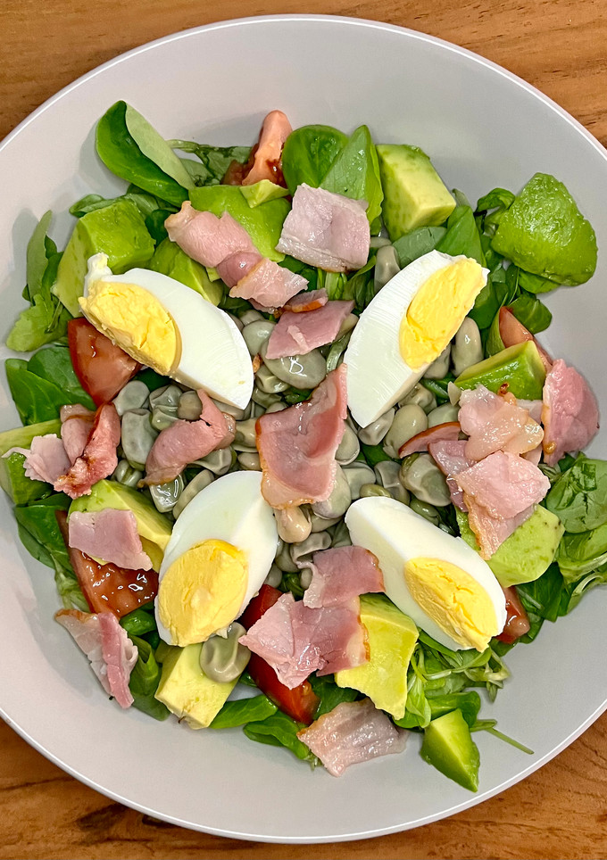 Una foto de 🥓 Ensalada con habitas, bacon y huevo 🥚