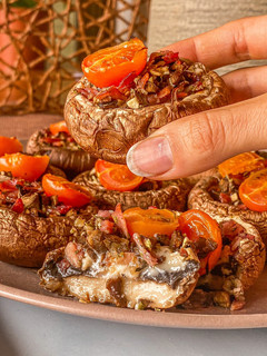 Una foto de Portobello rellenos con jamón, rulo de cabra y cherrys