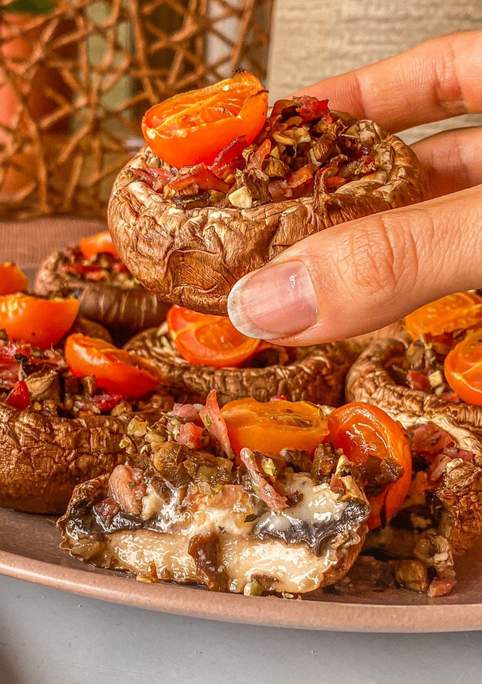 Una foto de Portobello rellenos con jamón, rulo de cabra y cherrys
