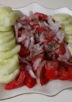 Une photo de Salade tomate/ concombre et oignon ❤