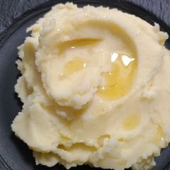 Manchego and garlic mashed potatoes A picture of Manchego and garlic mashed potatoes.