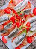 Ensalada de endivias con almendras, tomate cherry y sardinas picantes