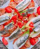 Ensalada de endivias con almendras, tomate cherry y sardinas picantes