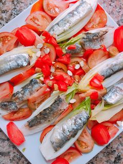 Una foto de Ensalada de endivias con almendras, tomate cherry y sardinas picantes