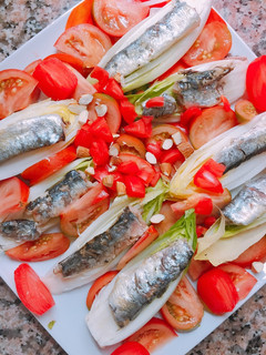 Una foto de Ensalada de endivias con almendras, tomate cherry y sardinas picantes