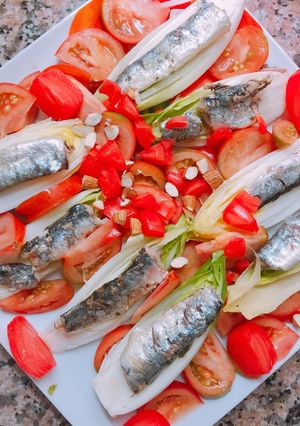 Una foto de Ensalada de endivias con almendras, tomate cherry y sardinas picantes