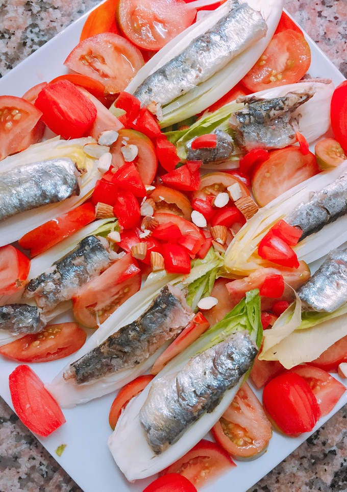 Una foto de Ensalada de endivias con almendras, tomate cherry y sardinas picantes