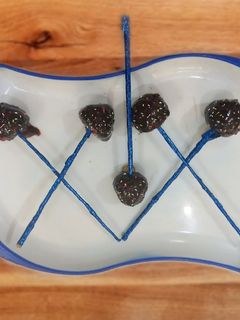 चॉकलेट केक पॉप्स (Chocolate cake pops recipe in Hindi) रेसिपी मुख्य फोटो