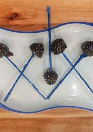 चॉकलेट केक पॉप्स (Chocolate cake pops recipe in Hindi) रेसिपी मुख्य फोटो