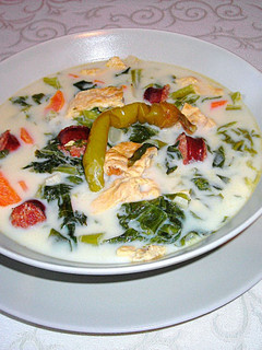 Una foto de Sopa de lechuga, chorizo y tortilla francesa de Rumanía