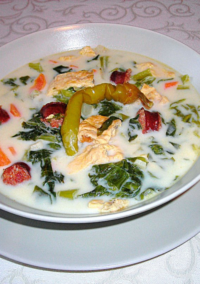 Una foto de Sopa de lechuga, chorizo y tortilla francesa de Rumanía