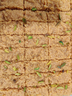 अजमेरी कलाकंद / मिल्क केक (Ajmeri kalakand / milk cake recipe in Hindi) रेसिपी मुख्य फोटो