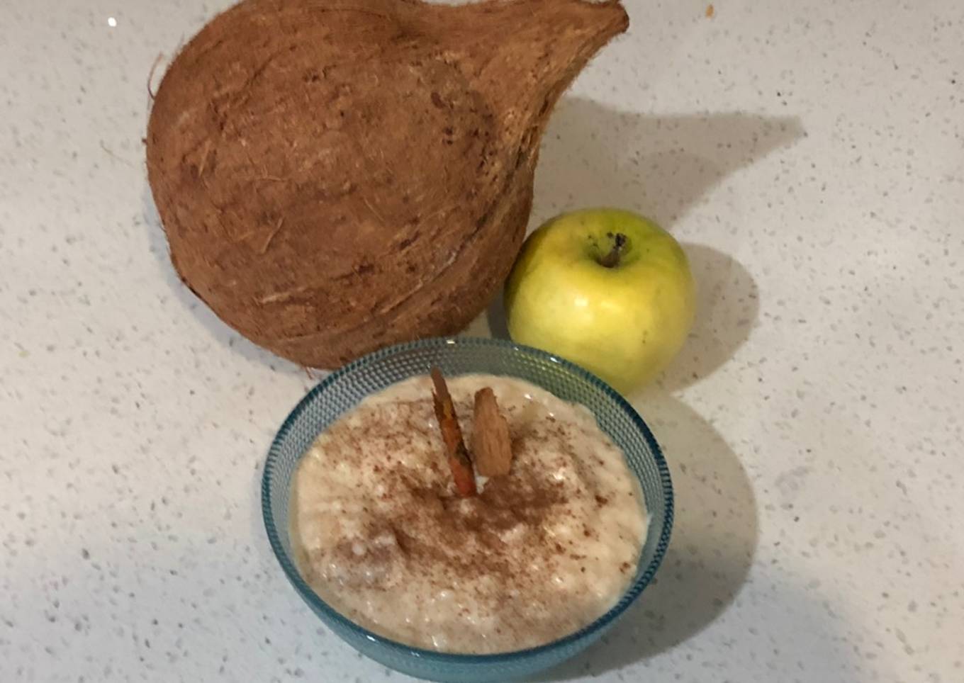 Arroz con leche, coco y manzana