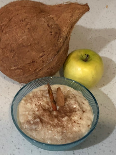 Una foto de Arroz con leche, coco y manzana