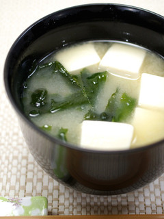 A picture of Super Easy ▶▶ Tofu and Wakame Miso Soup.