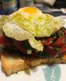 Tosta de morcilla, huevo de codorniz y pimiento aliñado