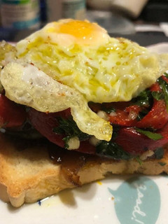 Una foto de Tosta de morcilla, huevo de codorniz y pimiento aliñado