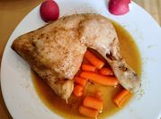 Una foto de cuartos de pollo al microondas