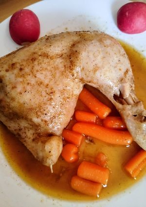 Una foto de Pollo al Horno con Zanahorias y Hierbas Provenzales