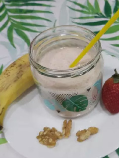 Una foto de Yogur bebido con frutas naturales,....🍌🍓