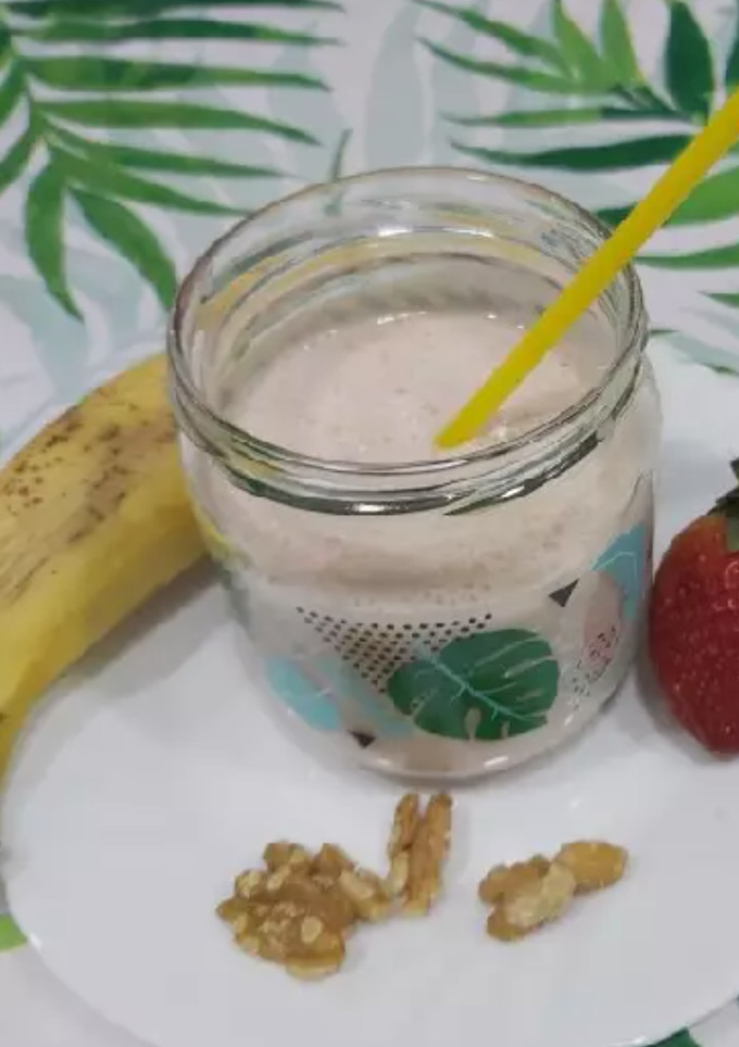 Una foto de Yogur bebido con frutas naturales,....🍌🍓