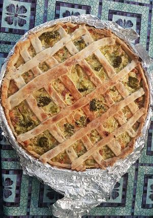 Una foto de Tarta frola de pollo, brócoli y puerro
