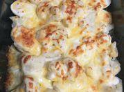 Una foto de coliflor cocida con huevo