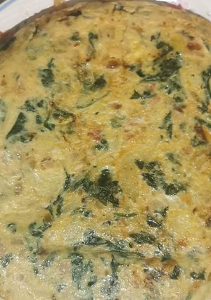 Una foto de Tortilla de patatas con espinacas, piñones y jamón