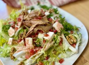 Una foto de Ensalada de escarola con granada y melva de canutera